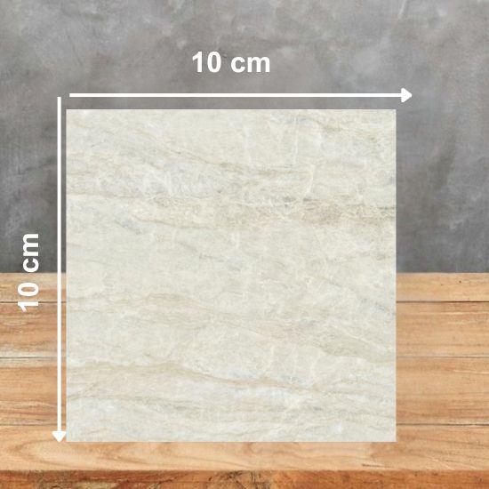 Muestra cuadrada de 10 cm de Dekton Nara sobre fondo gris, con textura beige y vetas.