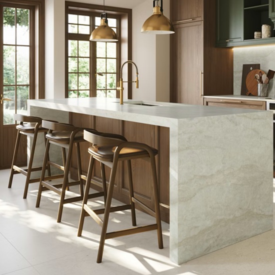 Isla de cocina minimalista en Dekton Nara con iluminación colgante, sillas y paredes a juego.