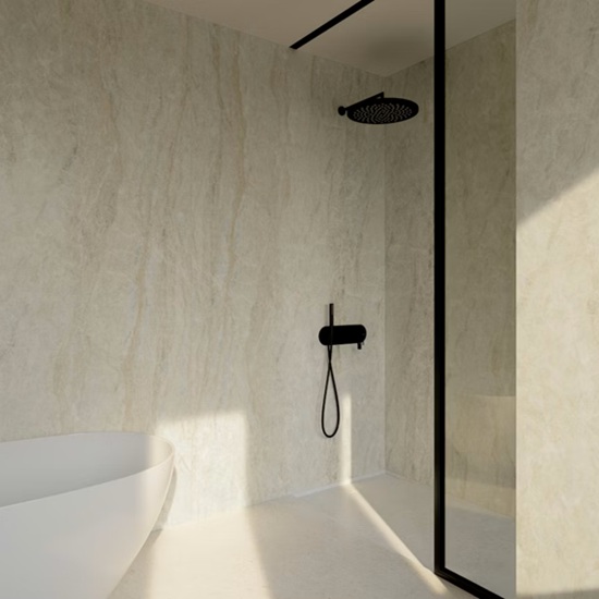 Revestimiento Dekton Nara en ducha moderna con paredes y suelo beige, ducha negra y bañera blanca.