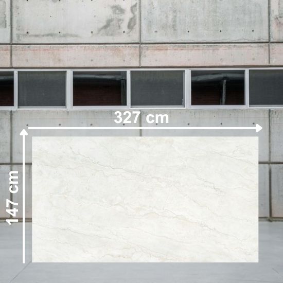 Losa grande de Dekton Thala de 327 cm x 147 cm en almacén, con superficie marfil y vetas.