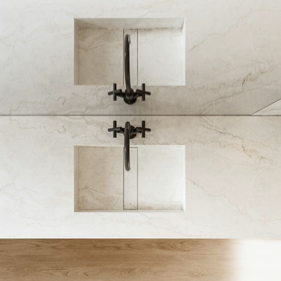 Encimera Dekton Thala en lavabo doble con grifos negros, espejo y superficie marfil con vetas.