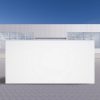 Losa grande blanca de Neolith Arctic White en entorno industrial al aire libre.