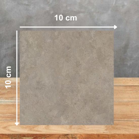 Muestra cuadrada de 10 cm de Neolith Artisan sobre fondo gris, con textura gris terrosa sutil.