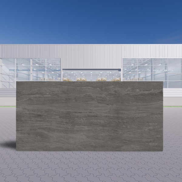 Losa grande de Neolith Aspen Grey gris con vetas sutiles en almacén exterior bajo cielo azul.
