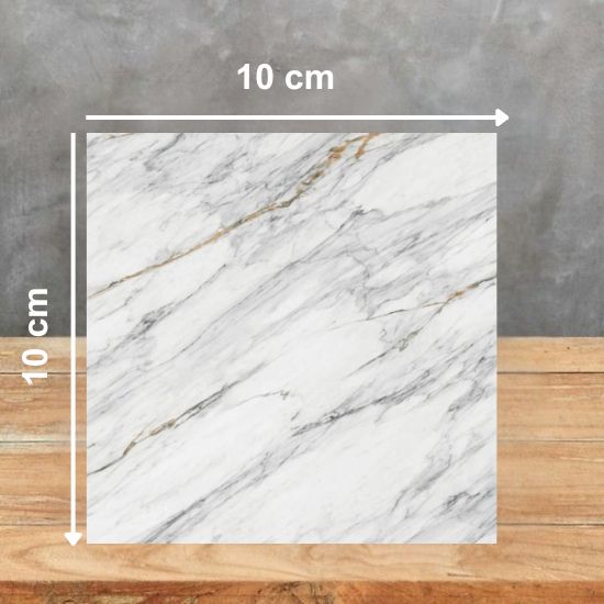 Muestra 10x10 cm de Neolith Azure blanca con vetas grises y doradas sobre fondo gris.