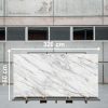 Losa grande de Neolith Azure 320x160 cm blanca veteada en almacén industrial.