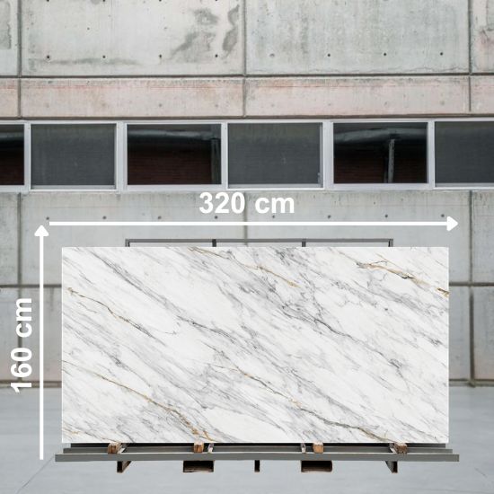 Losa grande de Neolith Azure 320x160 cm blanca veteada en almacén industrial.