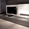 Consola Neolith Basalt Grey en sala moderna Málaga, diseño gris mate con TV integrada.