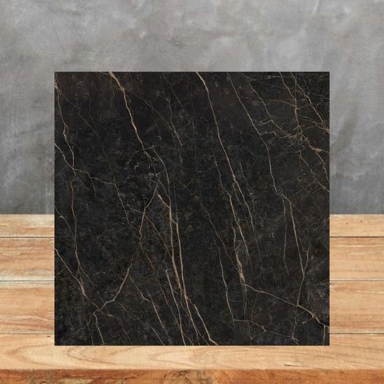 Muestra de encimera Neolith Black Obsession Málaga, baldosa negra con vetas doradas para evaluación.