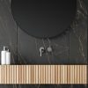 Detalle de lavabo Neolith Black Obsession Málaga, superficie negra dorada con espejo y dispensadores.