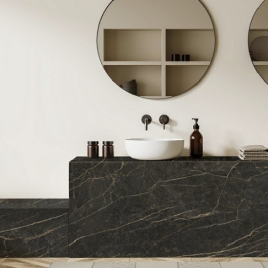 Encimera Neolith Black Obsession en baño doble Málaga, diseño negro dorado con lavabos y espejos.