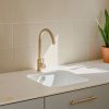 Detalle de encimera Neolith Creme con fregadero dorado