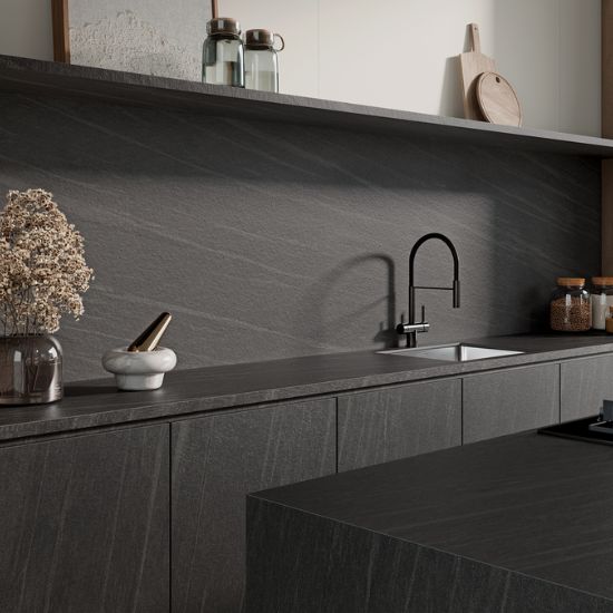 Cocina con encimera Neolith Ignea, fregadero, grifo negro y decoración floral, superficie duradera para cocinas en Málaga