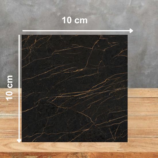 Muestra 10cm de encimera Neolith Mamba Málaga, baldosa negra con vetas doradas para pruebas.