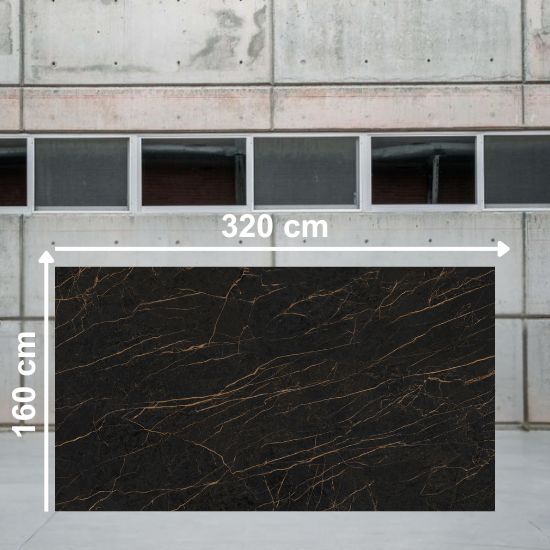 Losa grande Neolith Mamba Málaga, superficie sintered stone negra dorada para grandes formatos.