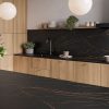 Encimera Neolith Mamba en cocina de madera Málaga, con fregadero y accesorios naturales.