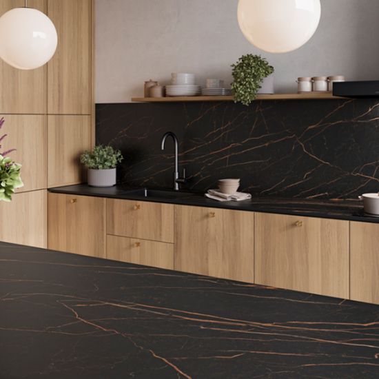 Encimera Neolith Mamba en cocina de madera Málaga, con fregadero y accesorios naturales.