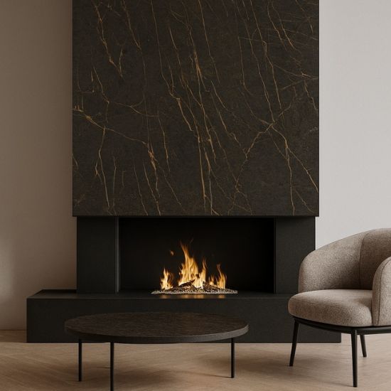 Revestimiento Neolith Mamba en chimenea Málaga, diseño negro con vetas doradas y fuego.