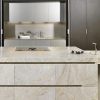 sla de cocina con encimera Neolith Taj Mahal Málaga, diseño beige con electrodomésticos integrados.