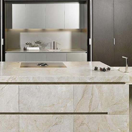 sla de cocina con encimera Neolith Taj Mahal Málaga, diseño beige con electrodomésticos integrados.