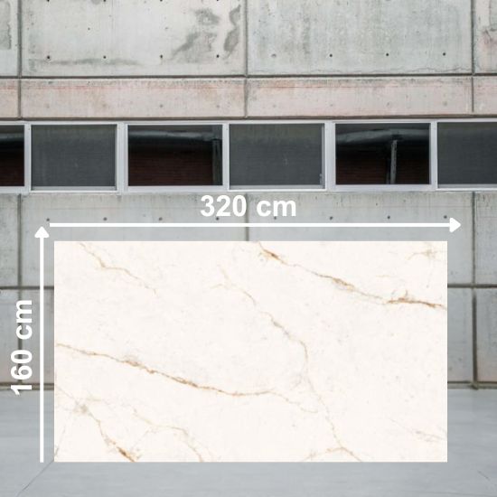 Placa grande de encimera Blaker Alhambra Gold apoyada en caballete, mostrando su gran formato y vetas doradas naturales.