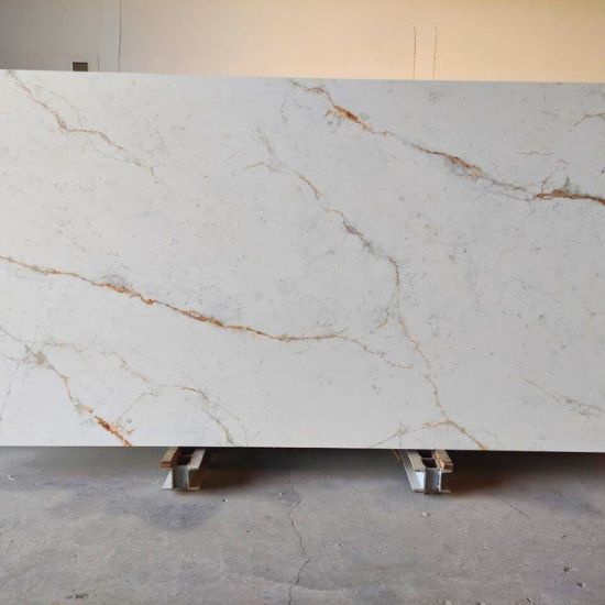 Placa de encimera Blaker Alhambra Gold de 320 cm de ancho por 160 cm de alto, apoyada en caballete con medidas indicadas.