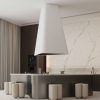 Encimera Blaker Alhambra Gold en cocina moderna de lujo en Málaga con isla central, campana extractora y salpicadero de porcelánico blanco con vetas doradas.