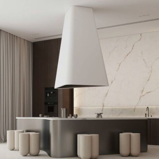 Encimera Blaker Alhambra Gold en cocina moderna de lujo en Málaga con isla central, campana extractora y salpicadero de porcelánico blanco con vetas doradas.