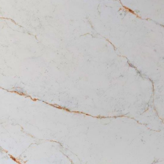 Detalle de la superficie de la encimera Blaker Alhambra Gold, porcelánico blanco con delicadas vetas doradas que imita mármol natural.