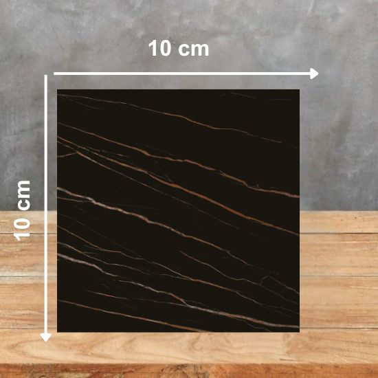 Muestra 10x10 cm de Blaker Luxury Black negra con vetas doradas sobre fondo gris.