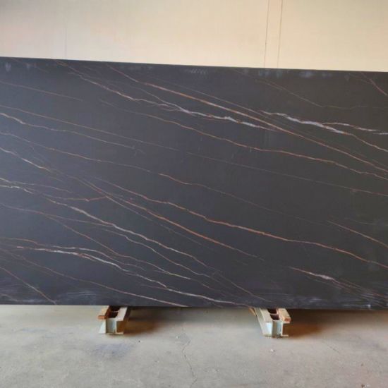 Losa grande de Blaker Luxury Black negra veteada en entorno industrial interior.