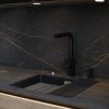 Encimera Blaker Luxury Black negra con fregadero negro, grifo negro y gabinetes oscuros en cocina moderna