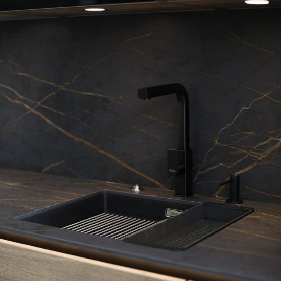 Encimera Blaker Luxury Black negra con fregadero negro, grifo negro y gabinetes oscuros en cocina moderna