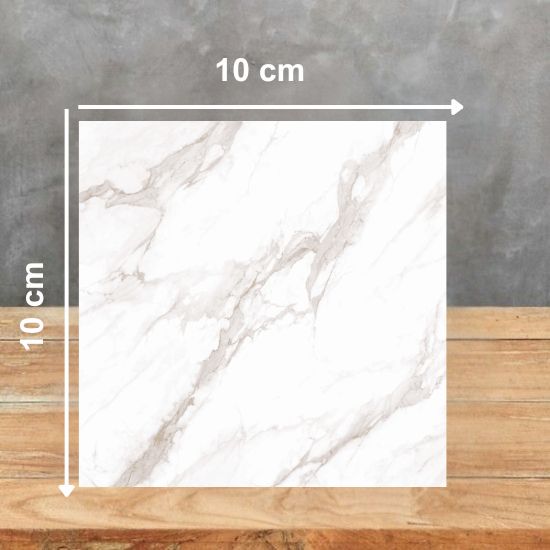 Muestra 10x10 cm de Blaker Statuario Gold blanca con vetas doradas sobre fondo gris.