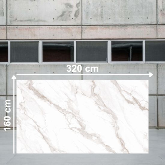 Losa grande de Blaker Statuario Gold 320x160 cm blanca veteada en almacén industrial.