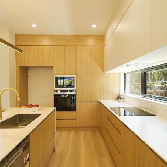 cocina moderna con encimeras Blaker Statuario Gold