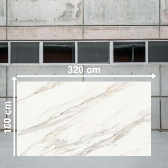 Losa grande de Blaker Toscana Gold 320x160 cm blanca veteada en almacén industrial.