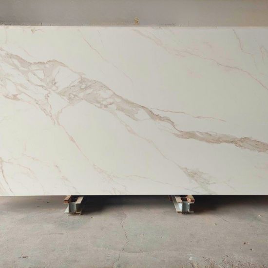 sa grande de Blaker Toscana Gold blanca veteada en entorno industrial interior.