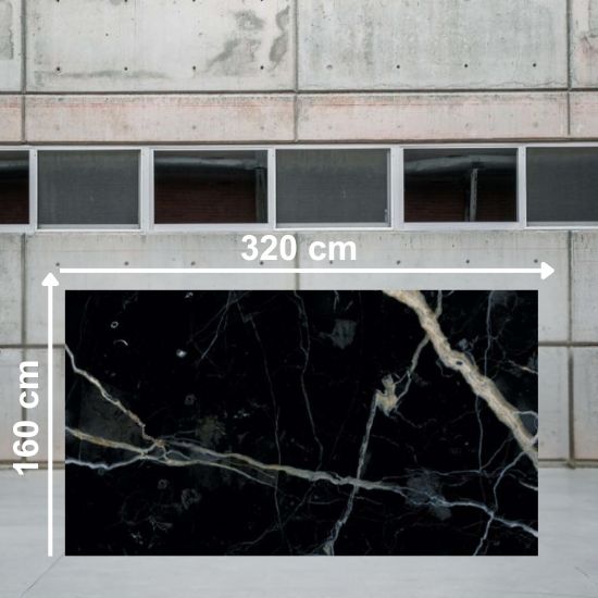 Losa grande de Blaker Total Cosmic Black 320x160 cm negra con vetas doradas en almacén industrial.