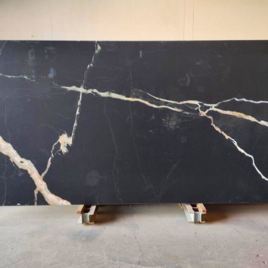 Losa grande de Blaker Total Cosmic Black negra veteada en entorno industrial interior.