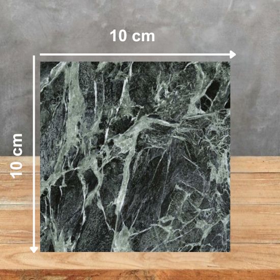 Muestra 10x10 cm de Blaker Jungle Green verde con vetas blancas sobre fondo gris.