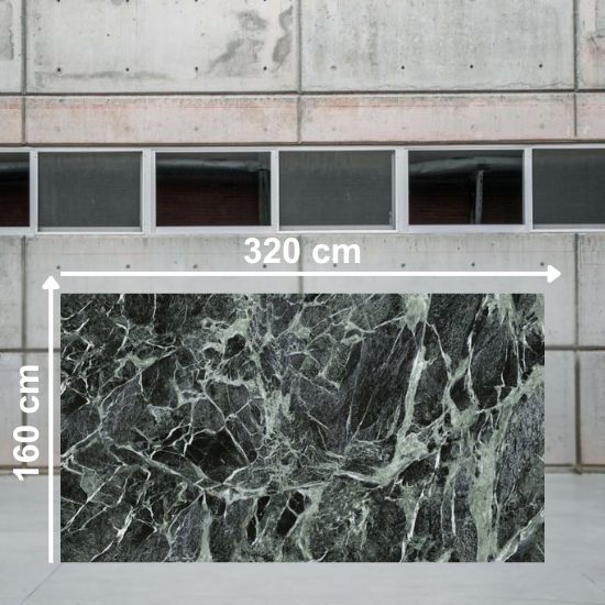 Losa grande de Blaker Jungle Green 320x160 cm verde veteado en almacén industrial.