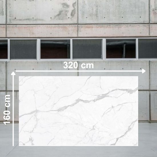 Losa grande de Blaker Statuario Bernini 320x160 cm blanca veteada en almacén industrial.