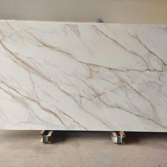 Losa grande de Blaker Venatino Gold blanca veteada en entorno industrial interior.