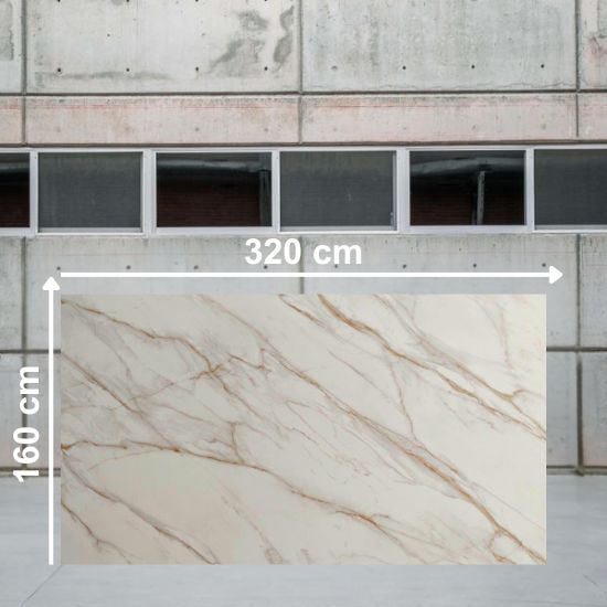 Losa grande de Blaker Venatino Gold 320x160 cm blanca veteada en almacén industrial.