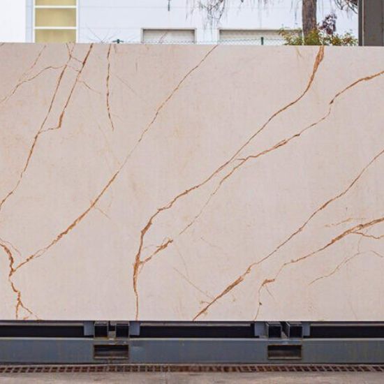 Superficie completa de Ceratop Macadamia Cream crema con vetas horizontales en patrón cuarcita natural.