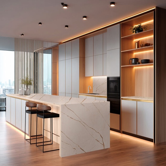 Isla de cocina Ceratop Macadamia Cream crema veteado con taburetes madera, gabinetes oscuros y luces colgantes en ambiente moderno.