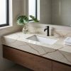 Lavabo flotante Ceratop Macadamia Cream crema veteado con grifo negro, planta y toalla blanca en baño moderno minimalista.