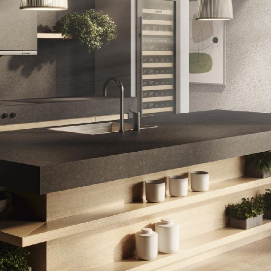 Cocina moderna con isla Venux Black Zimbabwe negra uniforme, taburetes madera y gabinetes oscuros en ambiente elegante.