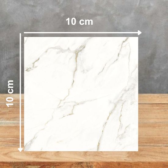 Muestra 10x10 cm de Blaker Calacatta Oro blanca con vetas doradas sobre fondo gris.